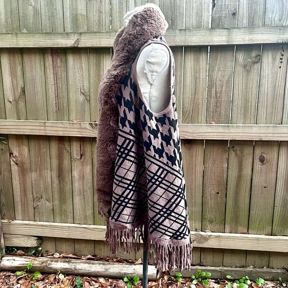 Northern Angel Faux Fur Shawl Collar Vest Cardigan - Fringe – S/M – NWT - Picture 4 of 11